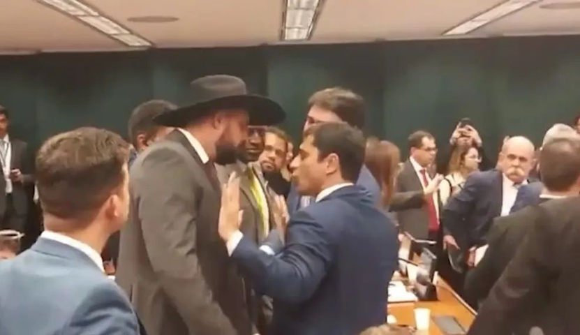 Deputados precisaram ser contidos por policiais legislativos  — Foto: Reprodução