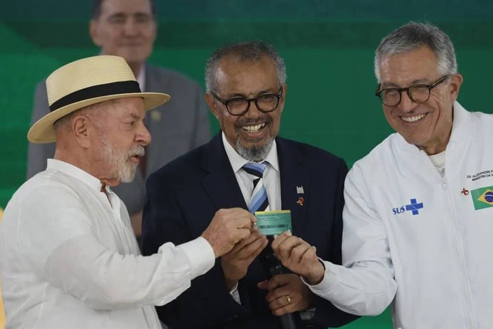 Diretor-geral da OMS recebe cartão do SUS de Padilha e Lula — Foto: Domingos Peixoto