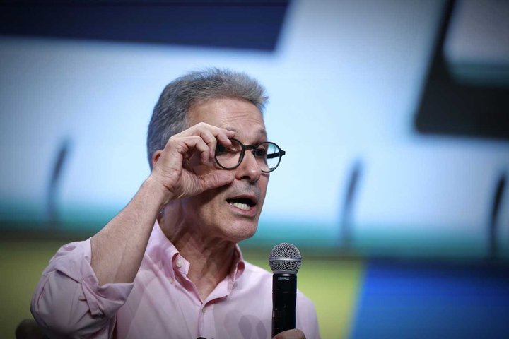 Zema mantém discurso de união da direita, mas volta a criticar relação de Flávio com Vorcaro: 'bandido'