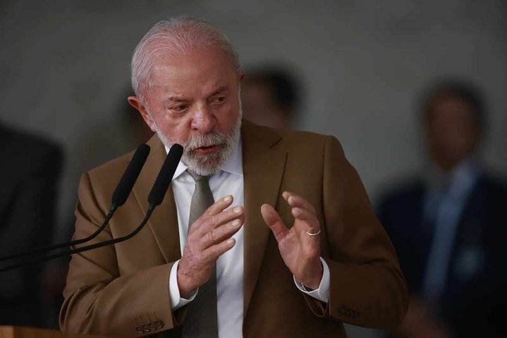 Presidente Lula e o ministro Fernando Haddad se reúnem em coletiva sobre medidas para reduzir o impacto da oscilação do preço internacional do petróleo sobre o diesel no Brasil — Foto: Cristiano Mariz/Agência O Globo