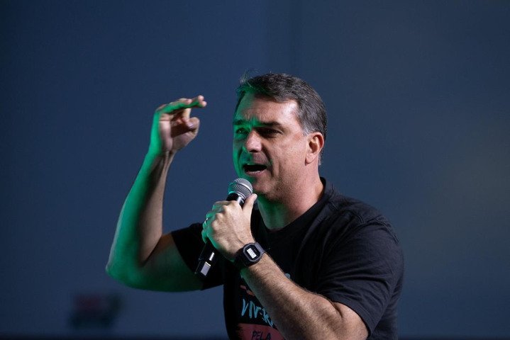 Flávio Bolsonaro oscila entre acenos a eleitores independentes e a bolsonaristas e lança plano de segurança para estancar crise