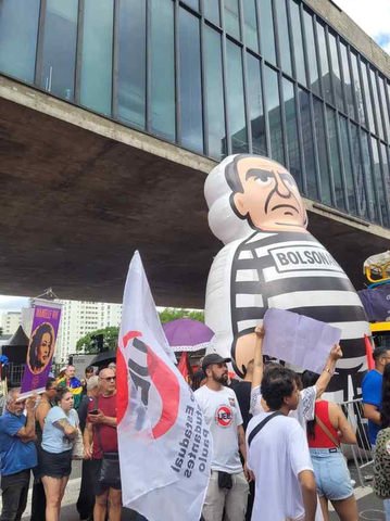 Boneco inflável de Bolsonaro com um uniforme de presidiário em São Paulo — Foto: Samuel Lima