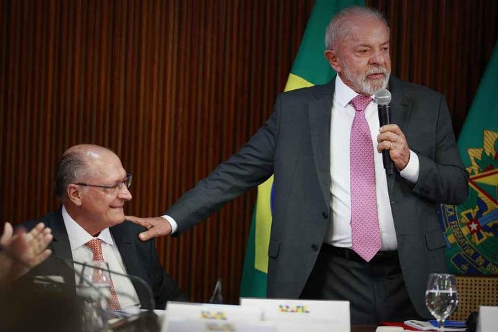 Lula diz que precisa ampliar alianças por maioria no Congresso: 'Senador tem mandato de oito anos e pensa que é Deus'