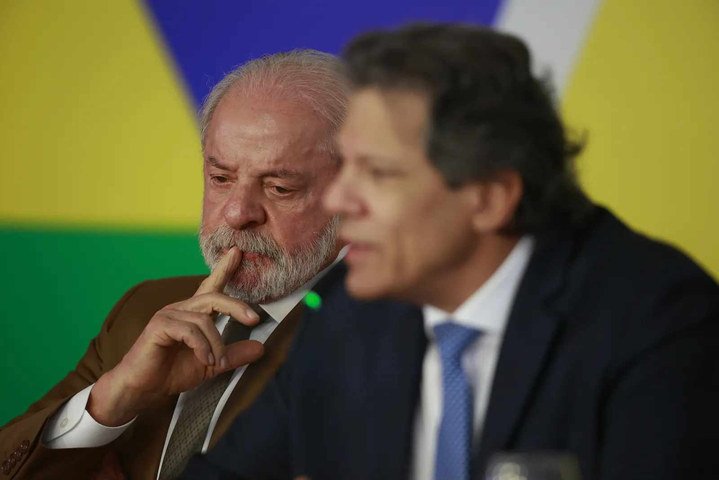 Presidente Lula e o ministro Fernando Haddad se reúnem em coletiva sobre medidas para reduzir o impacto da oscilação do preço internacional do petróleo sobre o diesel no Brasil — Foto: Cristiano Mariz/Agência O Globo