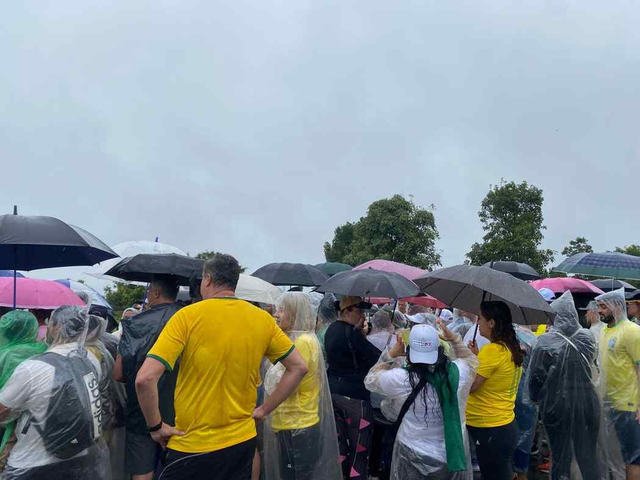 Queda de raio em ato de Nikolas por liberdade de Bolsonaro deixa feridos em Brasília