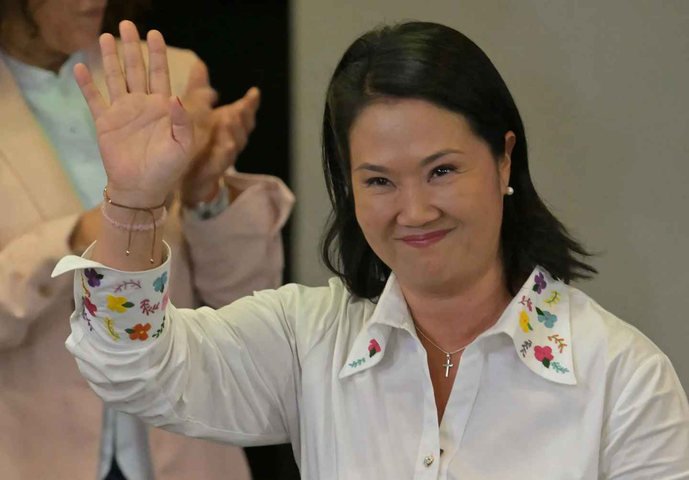 A candidata à presidência do Peru, Keiko Fujimori, pelo partido Força Popular, acena após um discurso na sequência da divulgação dos primeiros resultados — Foto: MARTIN BERNETTI / AFP