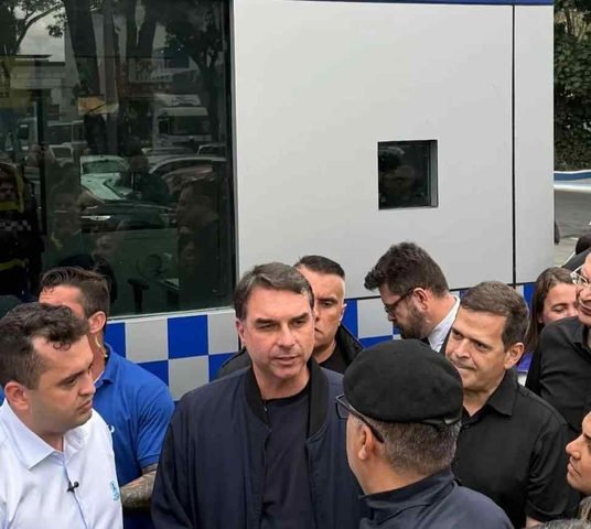 Flávio irrita PL do Rio por agenda com família aliada de Paes enquanto direita aguarda definição sobre Senado