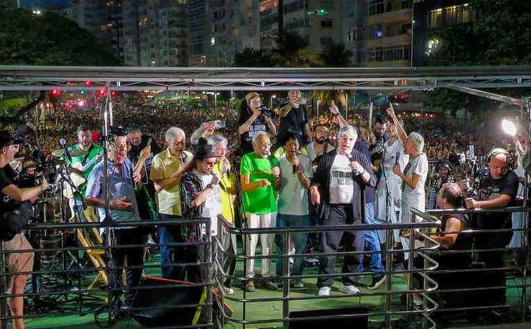A noite caiu na Praia de Copacabana e ninguém deixou a orla, durante a apresentação de artistas na manifestação contra a anistia e a PEC da blindagem — Foto: Bruno KAIUCA/AFP
