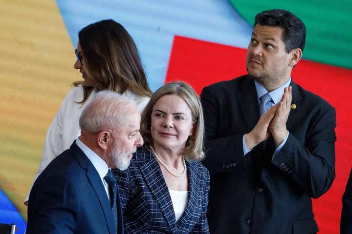 Gleisi diz que 'não há nada de errado' em decreto de Lula que amplia poderes de Janja: 'perseguição política'