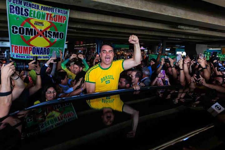 Flávio Bolsonaro chega no aeroporto de Brasília após tour nos Estados Unidos em busca de apoio político com Donald Trump — Foto: Brenno Carvalho / Agência O Globo.