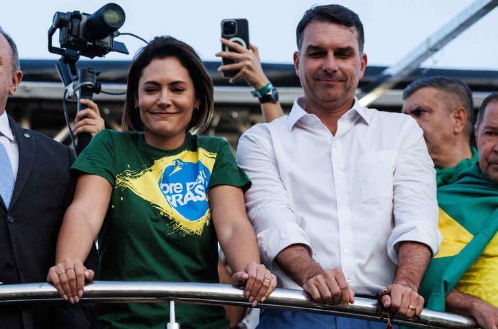 Reunião do PL após prisão de Bolsonaro tem mal-estar entre Michelle e Flávio