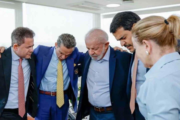 Lula repete 2005 ao se aproximar de evangélicos enquanto esquerda trava embate contra criação de bancada cristã