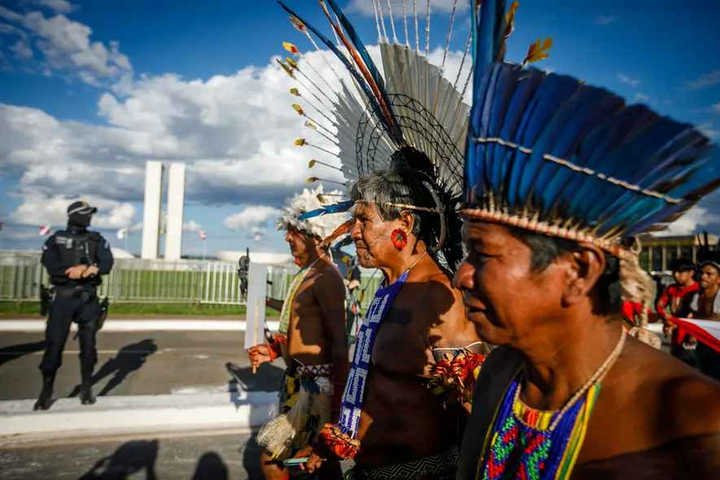 Indígenas protestam contra a lei do marco temporal, em Brasília — Foto: Foto: Brenno Carvalho / Agência O Globo