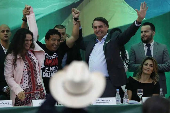 Janaína Paschoal e Jair Bolsonaro em convenção nacional do PSL em 2018 — Foto: Fernando Frazão/Agência Brasil/