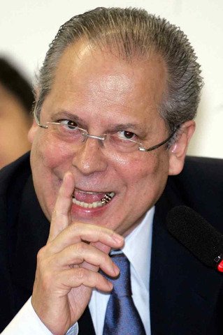 José Dirceu, ex-chefe da Casa Civil, depõe no Conselho de Ética da Câmara dos Deputados, em 2 de agosto de 2005, investigado por denúncias de pagamentos de mesadas a deputados, esquema que ficou conhecido como 'mensalão' — Foto: Evaristo Sá / AFP