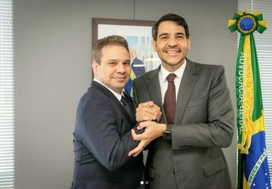 Messias tenta frear especulações sobre mudança na Esplanada e posta foto com ministro da Justiça