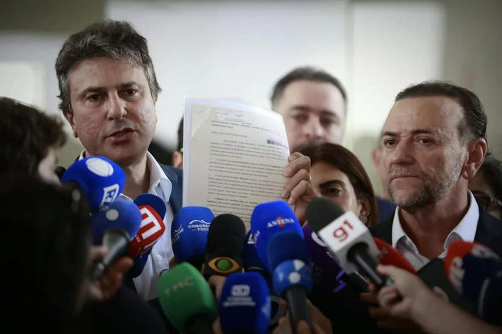 Camilo Santana mostra documento assinado pelas campanhas — Foto: Cristiano Mariz/O GLOBO
