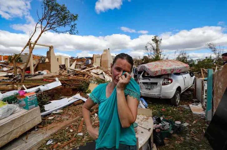 Moradora chora com destruição em Rio Bonito do Iguaçu (PR) — Foto: Daniel Castellano/AFP
