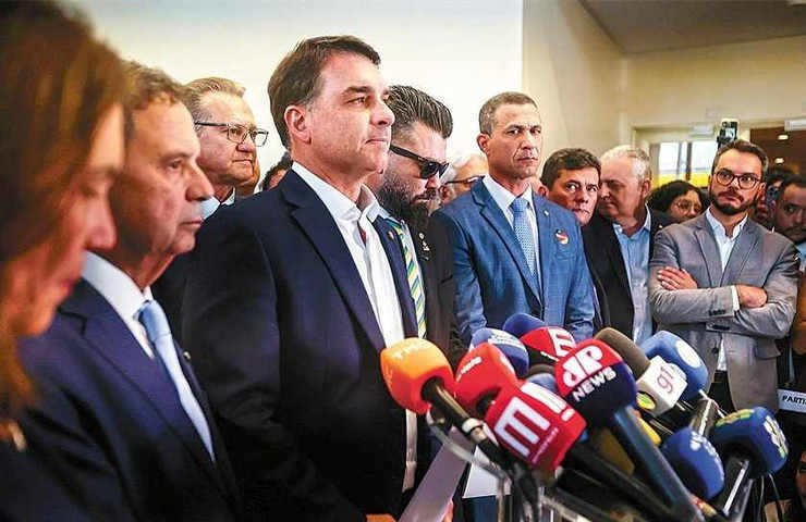 Insegurança, demora e falta de estratégia: Flávio troca marqueteiro da pré-campanha