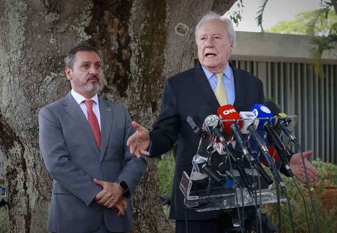 O ministro da Justiça, Ricardo Lewandowski, e o diretor da PF, Andrei Rodrigues, em coletiva — Foto: Cristiano Mariz