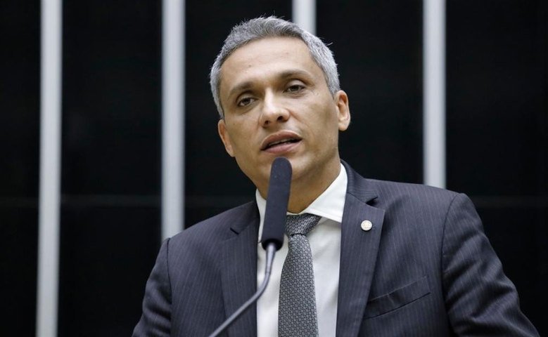 Deputado bolsonarista virá réu por injúria após fazer montagem de Lula segurando fuzil