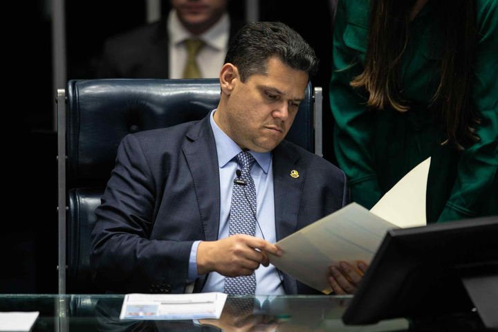 Alcolumbre enviou ofício a ele mesmo para liberar emenda de R$ 30 milhões para empresa de suplente