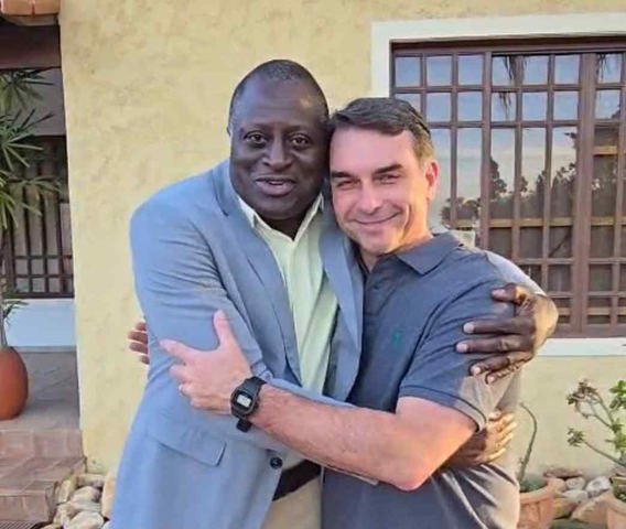 Bancada pela família Bolsonaro, pré-candidatura de Hélio Lopes em Roraima repete Carlos em SC e irrita direita local