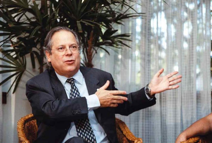 José Dirceu em 2001, então presidente nacional do PT — Foto: Letícia Abras