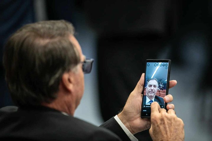 O ex-presidente Jair Bolsonaro conversa com a ex-primeira-dama Michelle Bolsonaro durante sessão do julgamento da trama golpista no STF — Foto: Brenno Carvalho / Agência O Globo