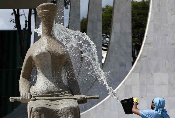 Defesa de Débora do Batom pede redução de pena após Congresso derrubar vetos do PL da Dosimetria