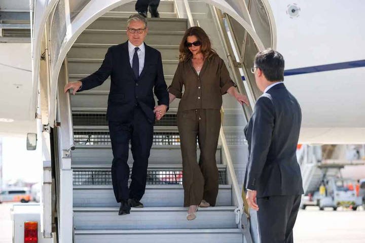 Keir Starmer, Primeiro-ministro do Reino Unido, chega com a esposa, Victoria Starmer — Foto: Isabel Infantes / POOL / AFP