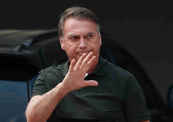 Bolsonaro pede ao STF autorização para ir a consulta odontológica com mulher de Flávio
