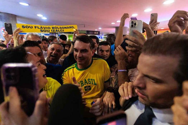 Flávio Bolsonaro chega no aeroporto de Brasília após tour nos Estados Unidos em busca de apoio político com Donald Trump — Foto: Brenno Carvalho / Agência O Globo.