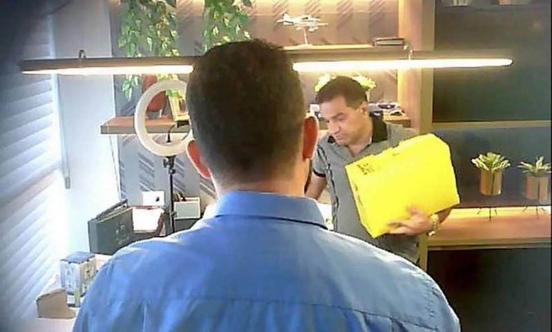 Flagra: Maranhãozinho carrega caixa de dinheiro, em vídeo gravado pela PF — Foto: Reprodução
