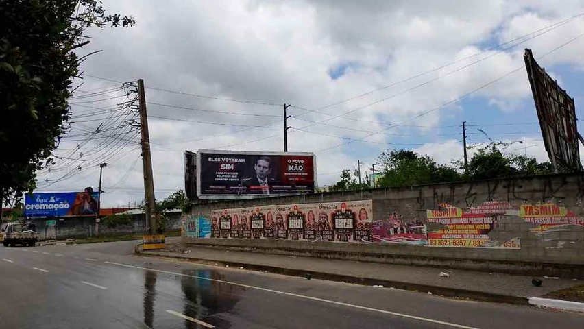 Outdoor com críticas ao presidente da Câmara, Hugo Motta, por conta da aprovação da PEC da Blindagem — Foto: Reprodução