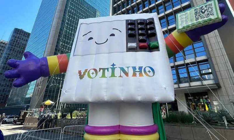 Partido de Tarcísio vai ao TRE de SP contra boneco inflável 'Votinho', mascote da Parada LGBT+ na Avenida Paulista: 'voto de cabresto'