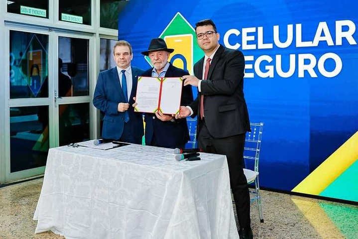 Lula anuncia 'Serasa dos celulares roubados' e pede para a população devolver aparelhos