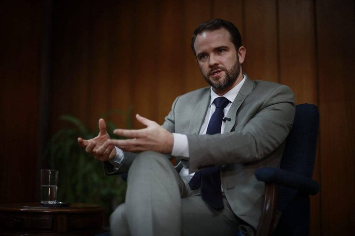 Ministro da Fazenda diz que confia em Jaques Wagner e que ele vai se explicar sobre investigações do Master