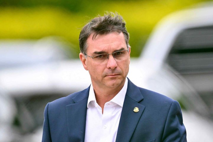 Flávio Bolsonaro defende redução da maioridade penal e castração química para estupradores