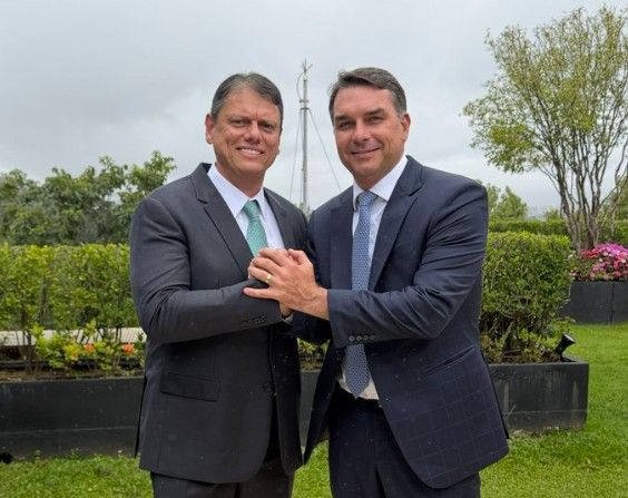 Flávio Bolsonaro posa com Tarcísio e 'sela' união após atritos na pré-campanha