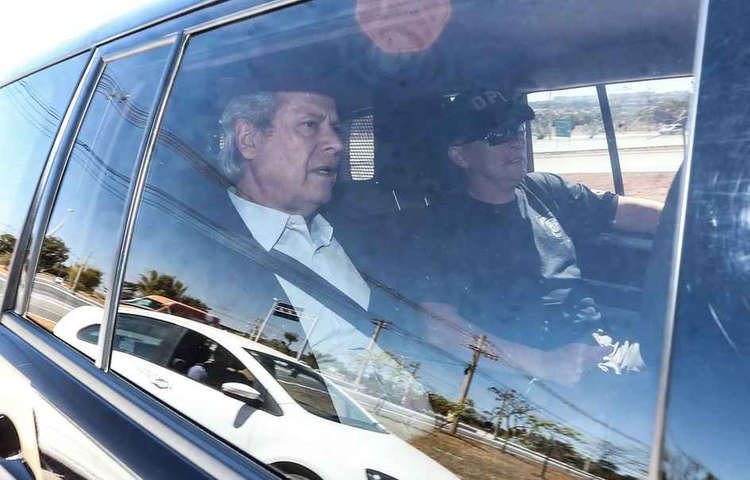 Em 2015, José Dirceu deixa a Superintendência da PF, em Brasília, em direção ao aeroporto de onde segue para Curitiba. O ex-ministro foi preso em mais uma fase da operação Lava-Jato. — Foto: ANDRE COELHO / Agencia O Globo
