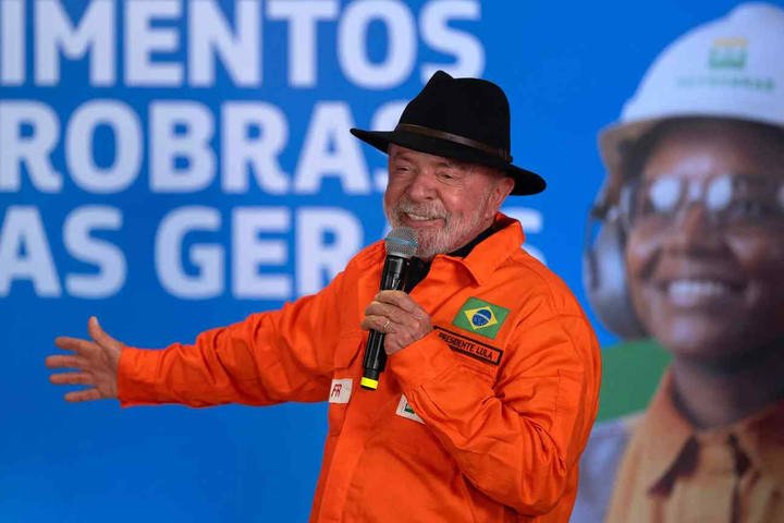 O presidente falou sobre os investimentos da Petrobrás na refinaria Gabriel Passos — Foto: Douglas MAGNO / AFP