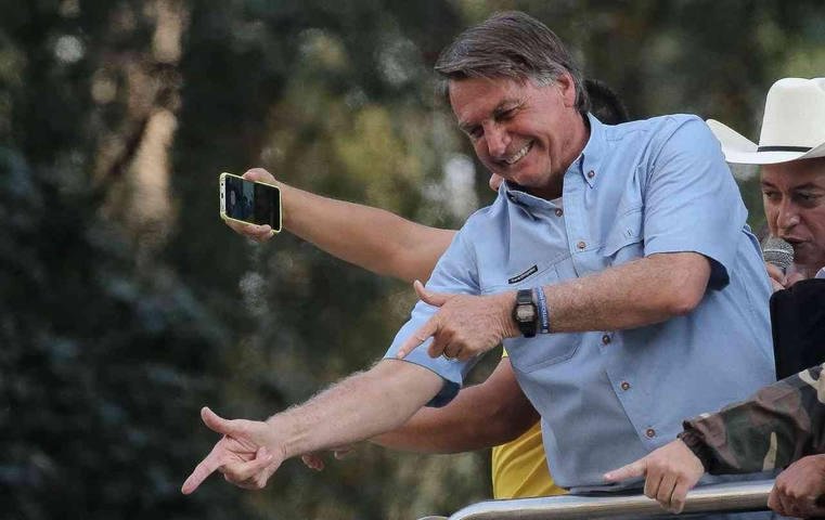 Exército nega estar com duas armas de Bolsonaro e defesa do ex-presidente admite equívoco sobre paradeiro de uma espingarda