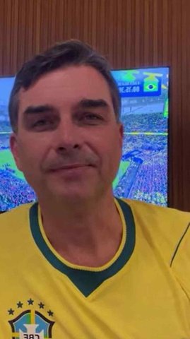 Após vídeo de Michelle, Flávio Bolsonaro diz que 'ninguém' o aborrece em dia de jogo do Brasil