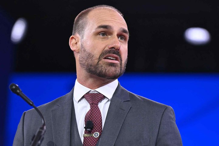 Eduardo Bolsonaro diz gravar vídeo para o pai, proibido de usar celular na prisão domiciliar