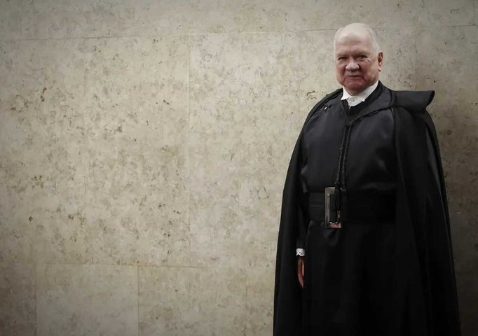 Fachin diz que contribuição de Barroso para a democracia 'transcende os votos e as decisões'