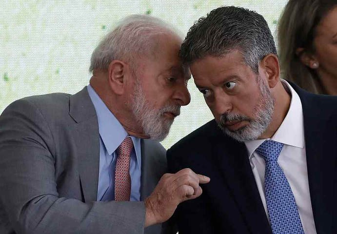 Presidente Lula ao lado de Arthur Lira — Foto: Cristiano Mariz / O Globo