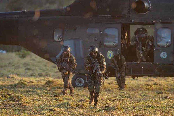 No treinamento estratégico é estudado, por exemplo, a infiltração em outro estado por meio de salto de paraquedas para, em simulações, cumprir determinada missão, como o resgate de um refém — Foto: Divulgação/ Exército Brasileiro -  Sgt Sionir