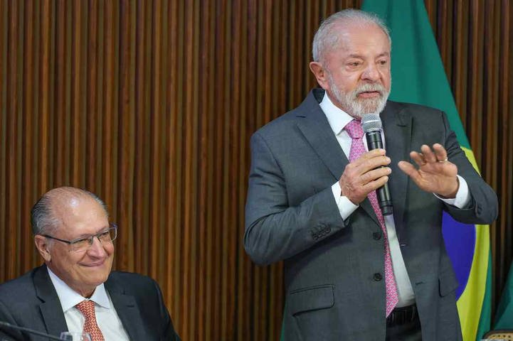 O presidente Luiz Inácio Lula da Silva (d), vice-presidente Geraldo Alckmin (e), durante reunião ministerial no palácio do Planalto — Foto: Fabio Rodrigues-Pozzebom/Agência Brasil