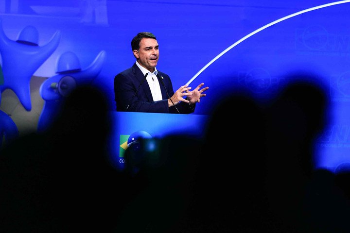 Flávio usa facções para desgastar governo com falas de Lula, vídeos de IA e crise de segurança em estados chefiados pelo PT